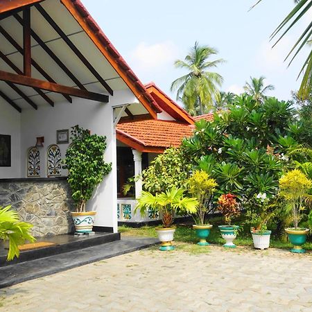 Regina Beach Bungalow Trincomalee Exterior foto